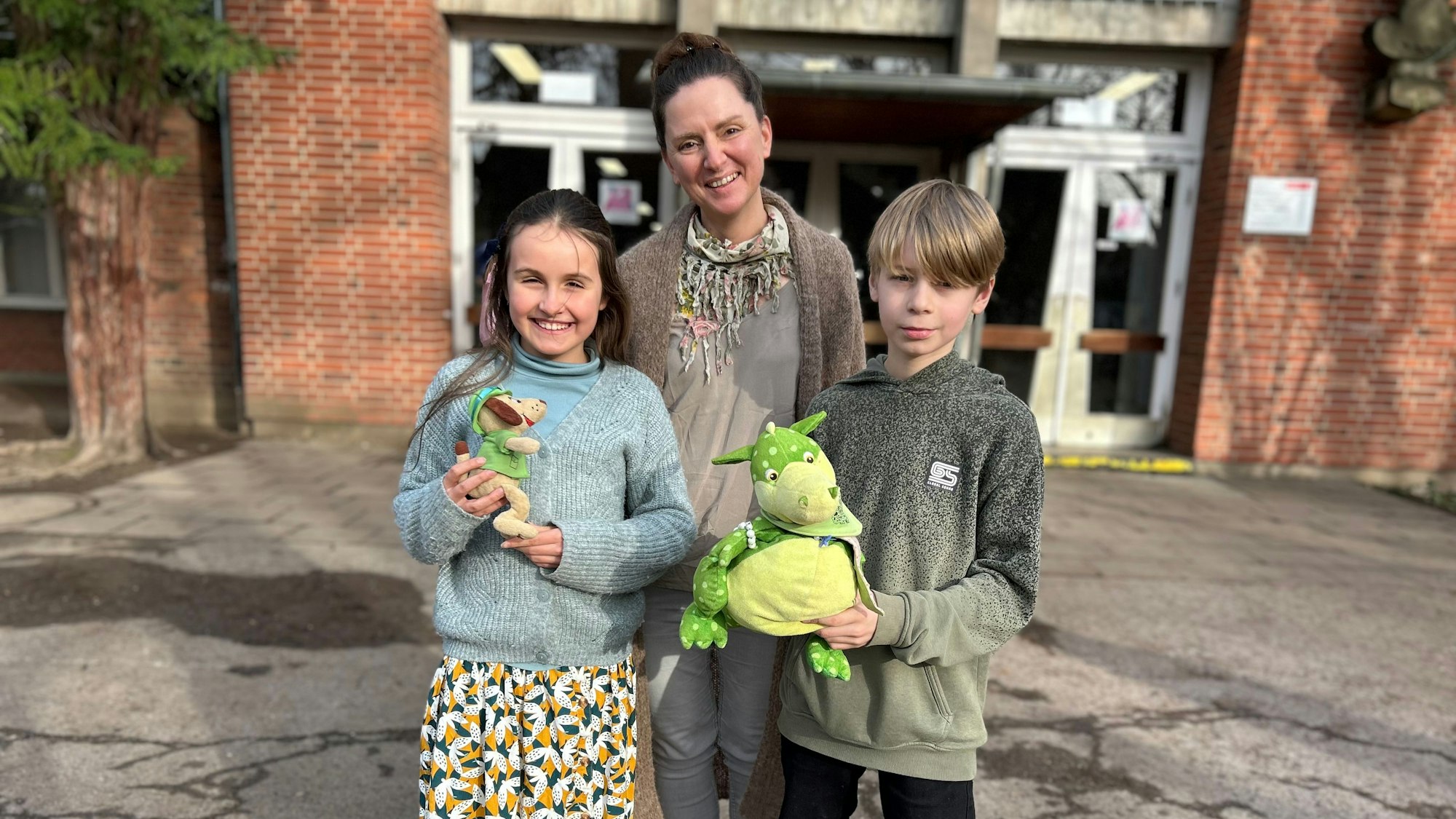 Die Schülersprecher Felix und Leonie (Namen geändert) mit Schulleiterin Michaela Weißkamp