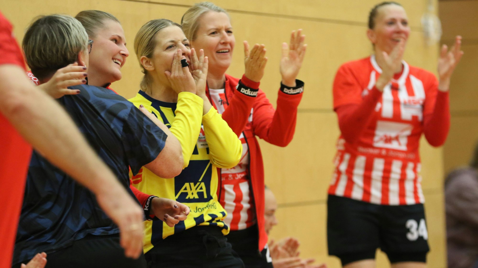 Die Ersatzbank der HSG Euskirchen jubelt beim Spiel gegen BTB Aachen.