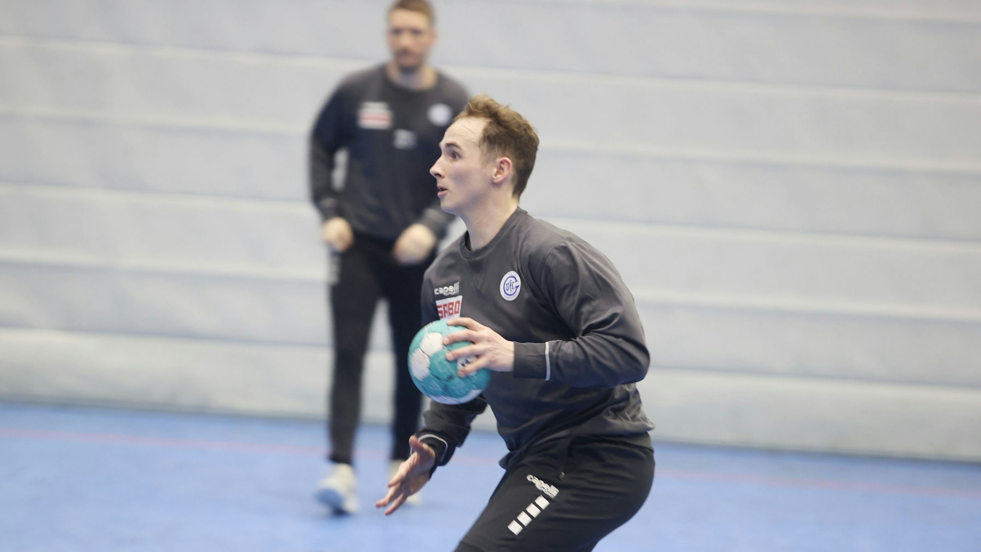 Zu sehen ist ein Handballspieler.