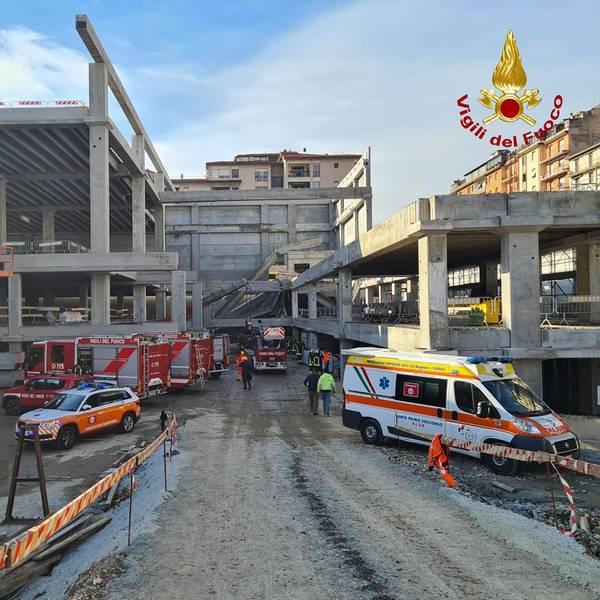 Einsatzkräfte am Unfallort auf einer Baustelle in Florenz.