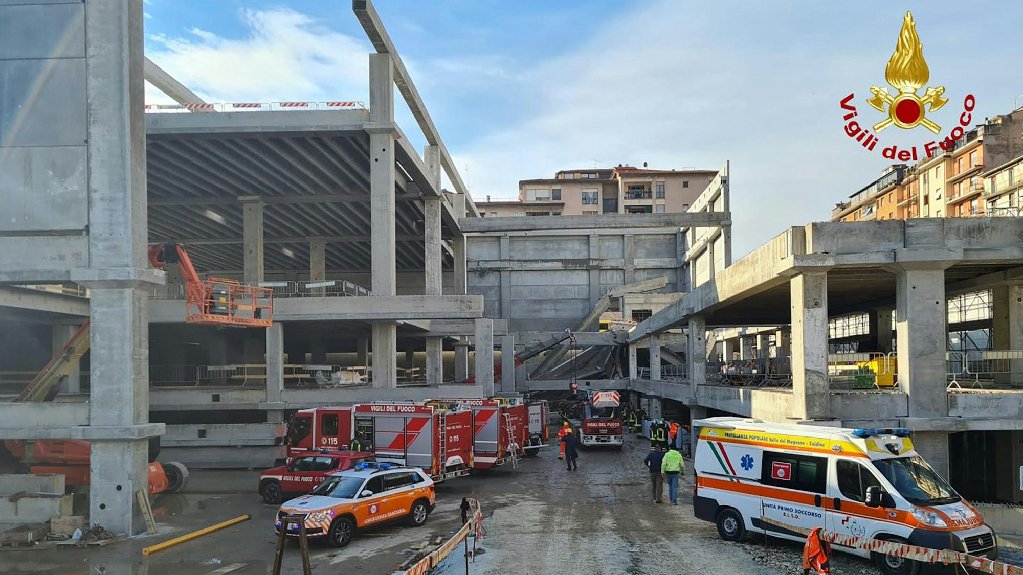 Einsatzkräfte am Unfallort auf einer Baustelle in Florenz.