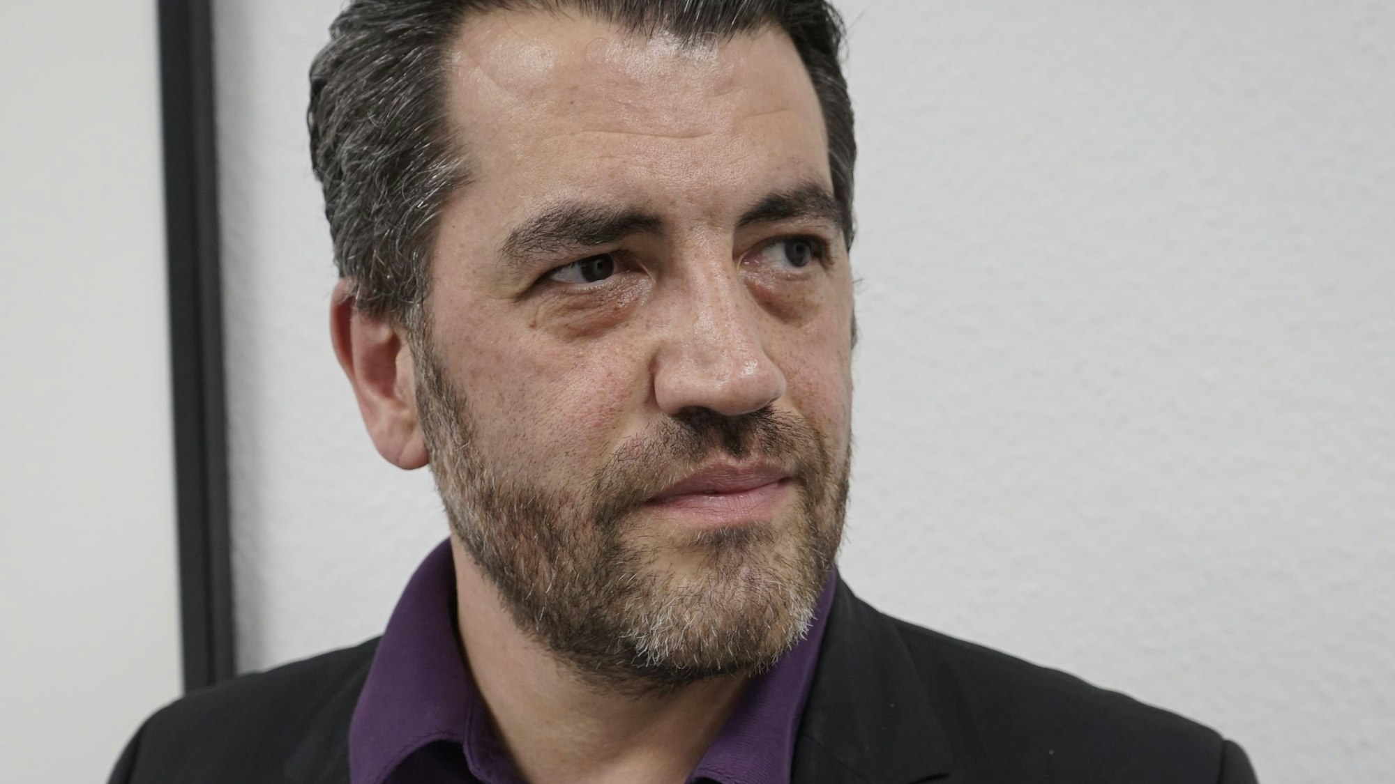 Um das Thema Demokratie geht es in Ahmet Özdemirs neuem Kinderbuch, der auf dem Bild im Porträt zu sehen ist.