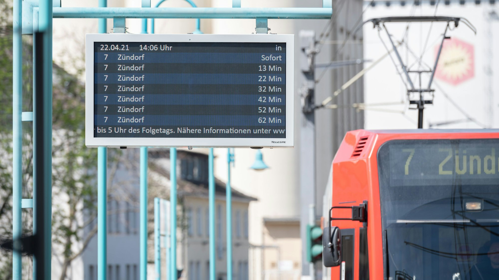 Eine Stadtbahn der Linie 7 und eine Anzeigentafel der KVB.