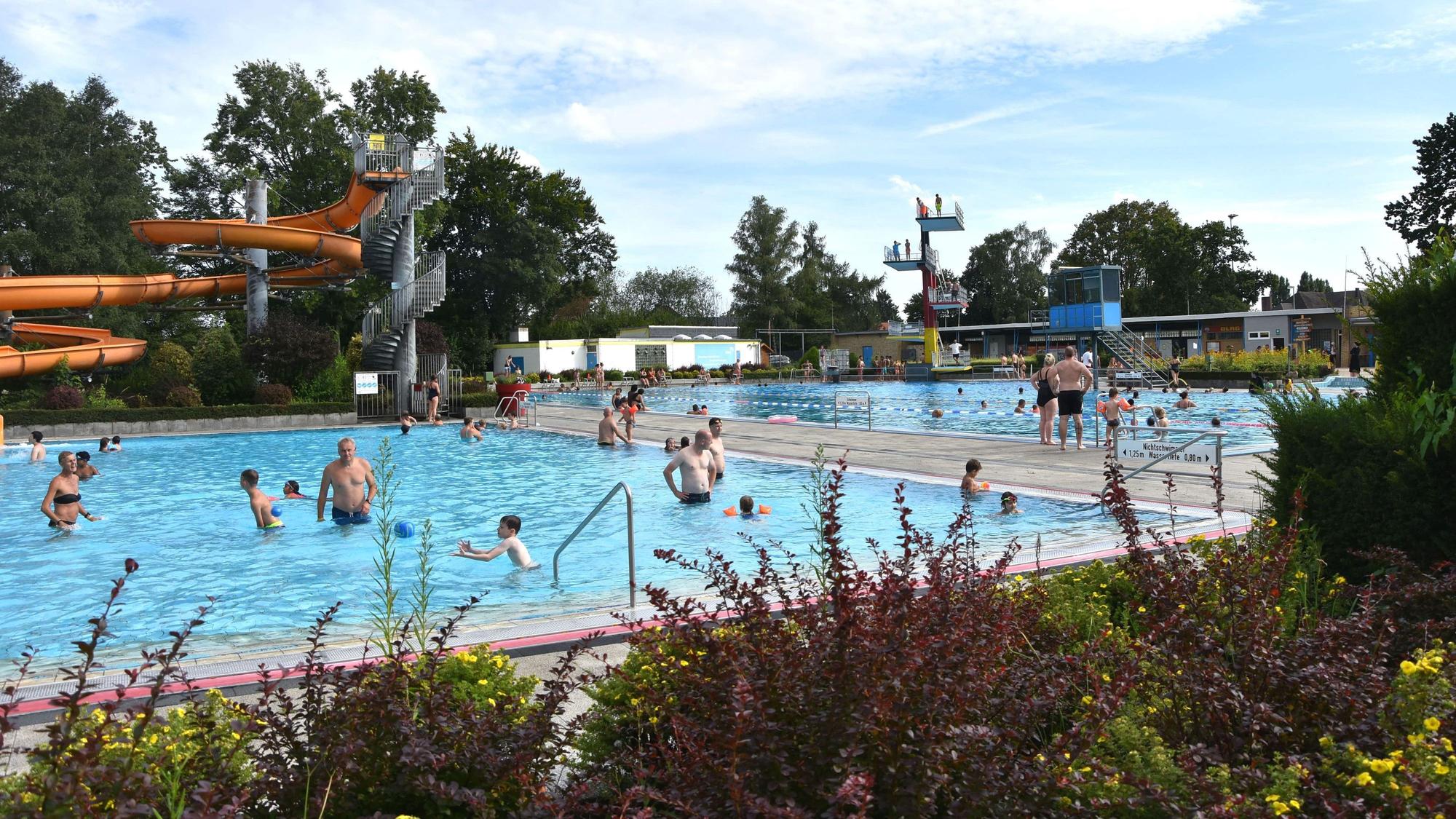 Auf dem Foto sind zahlreiche Besucher im Nichtschwimmerbecken zu sehen.