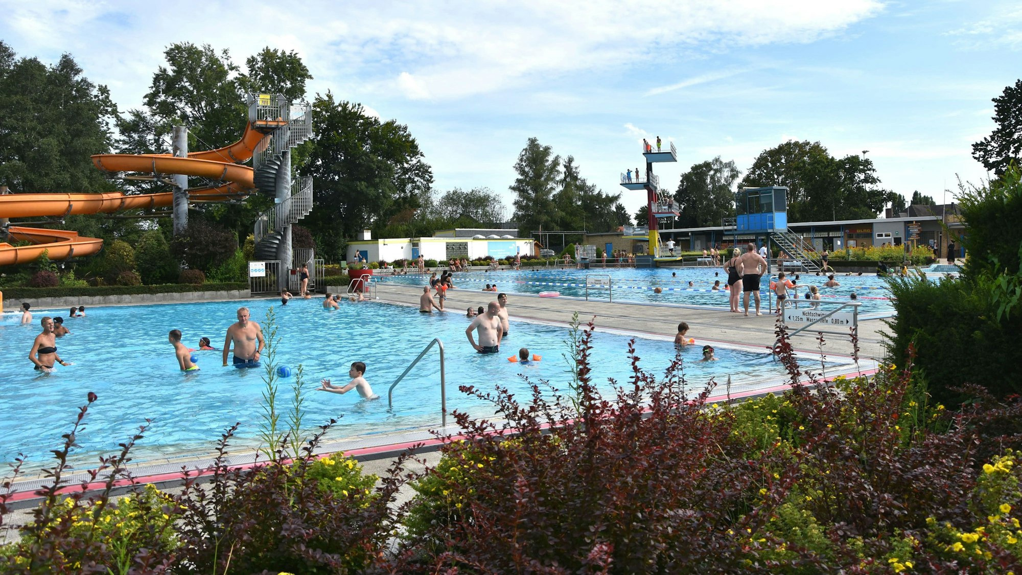 Auf dem Foto sind zahlreiche Besucher im Nichtschwimmerbecken zu sehen.