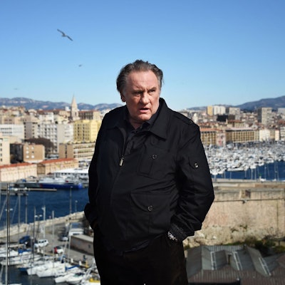Schauspieler Gérard Depardieu steht in einer Jacke vor einem Hafen-Panorama.(Archivbild)
