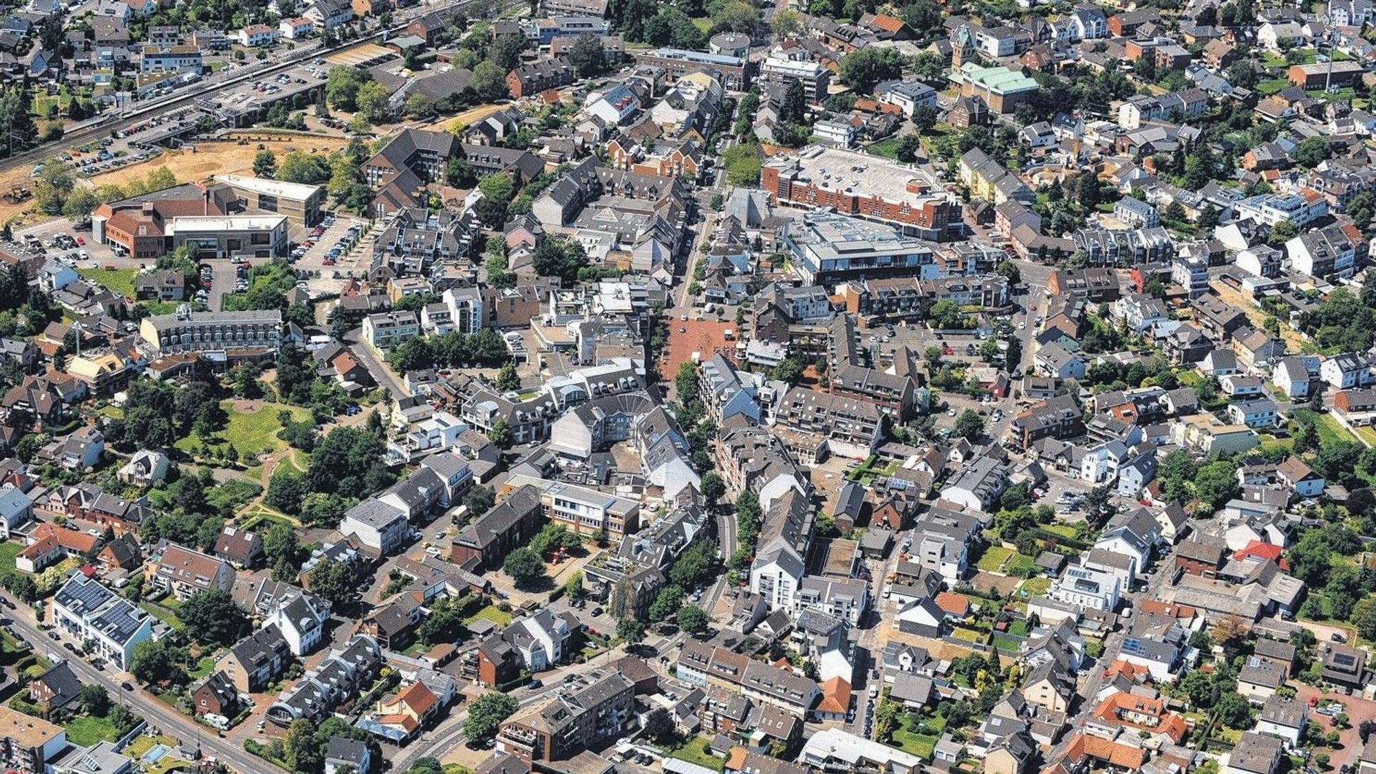 Auf dem Foto ist die Pulheimer Innenstadt aus der Vogelperspektive zu sehen.