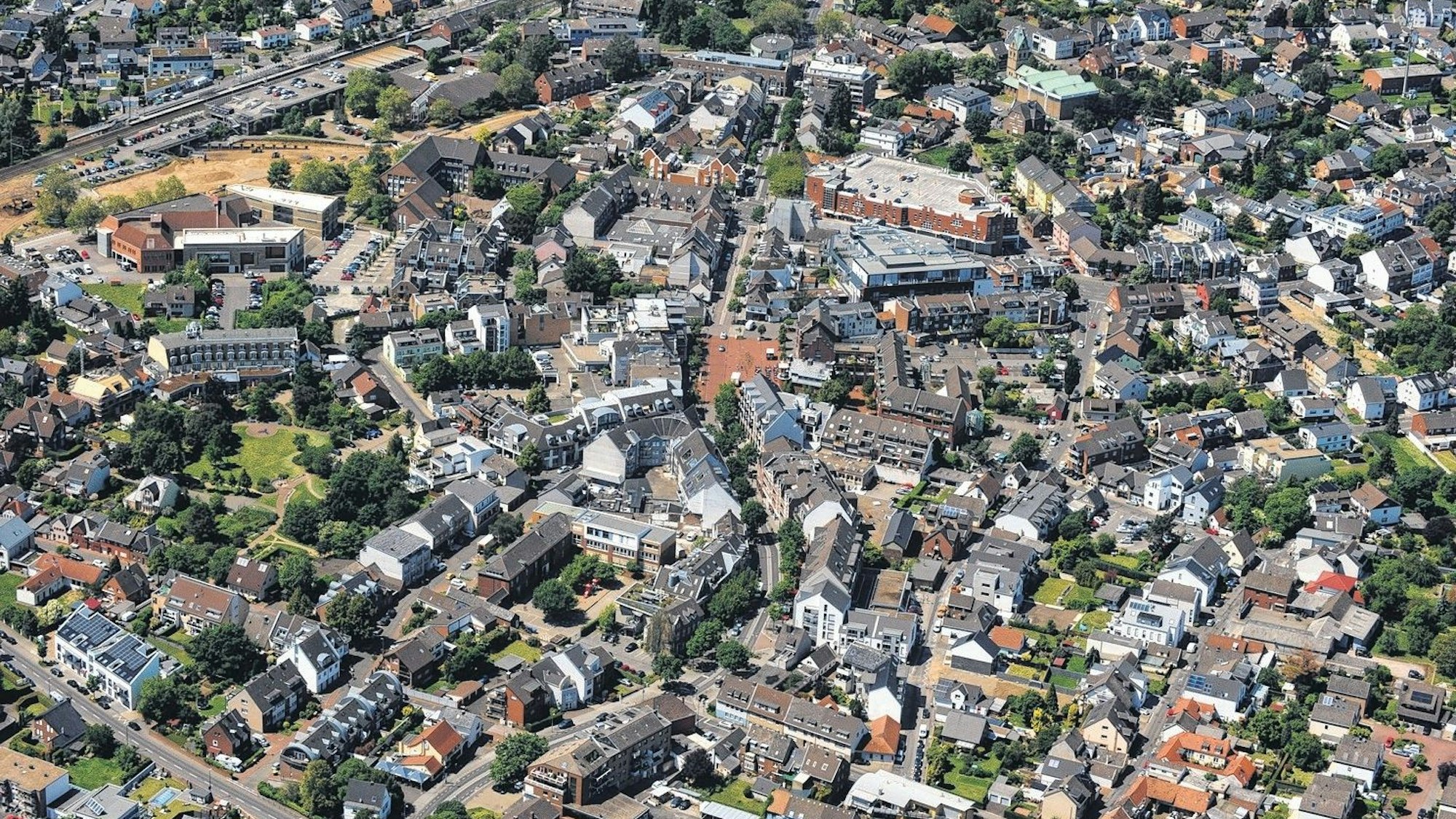 Auf dem Foto ist die Pulheimer Innenstadt aus der Vogelperspektive zu sehen.