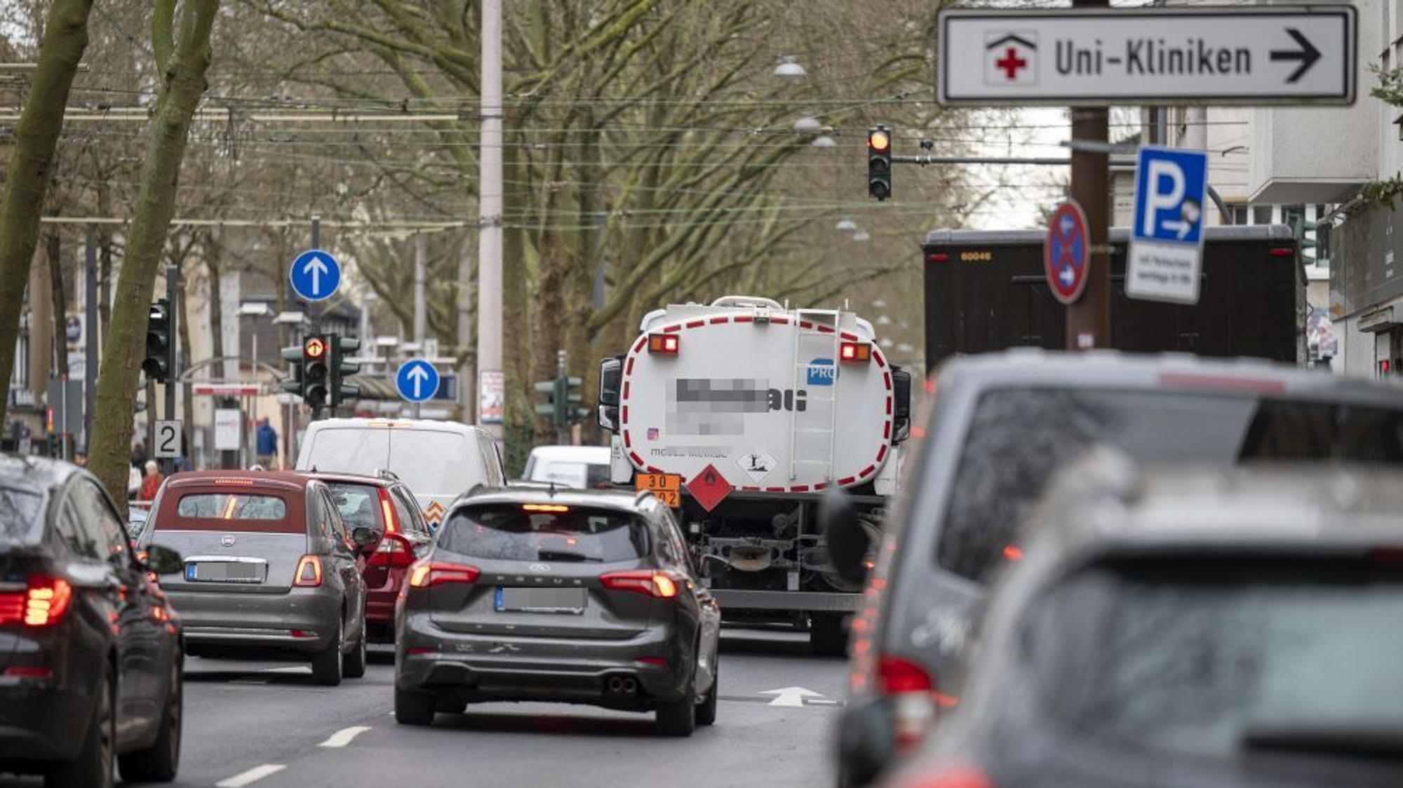 Autos fahren über die Luxemburger Straße
