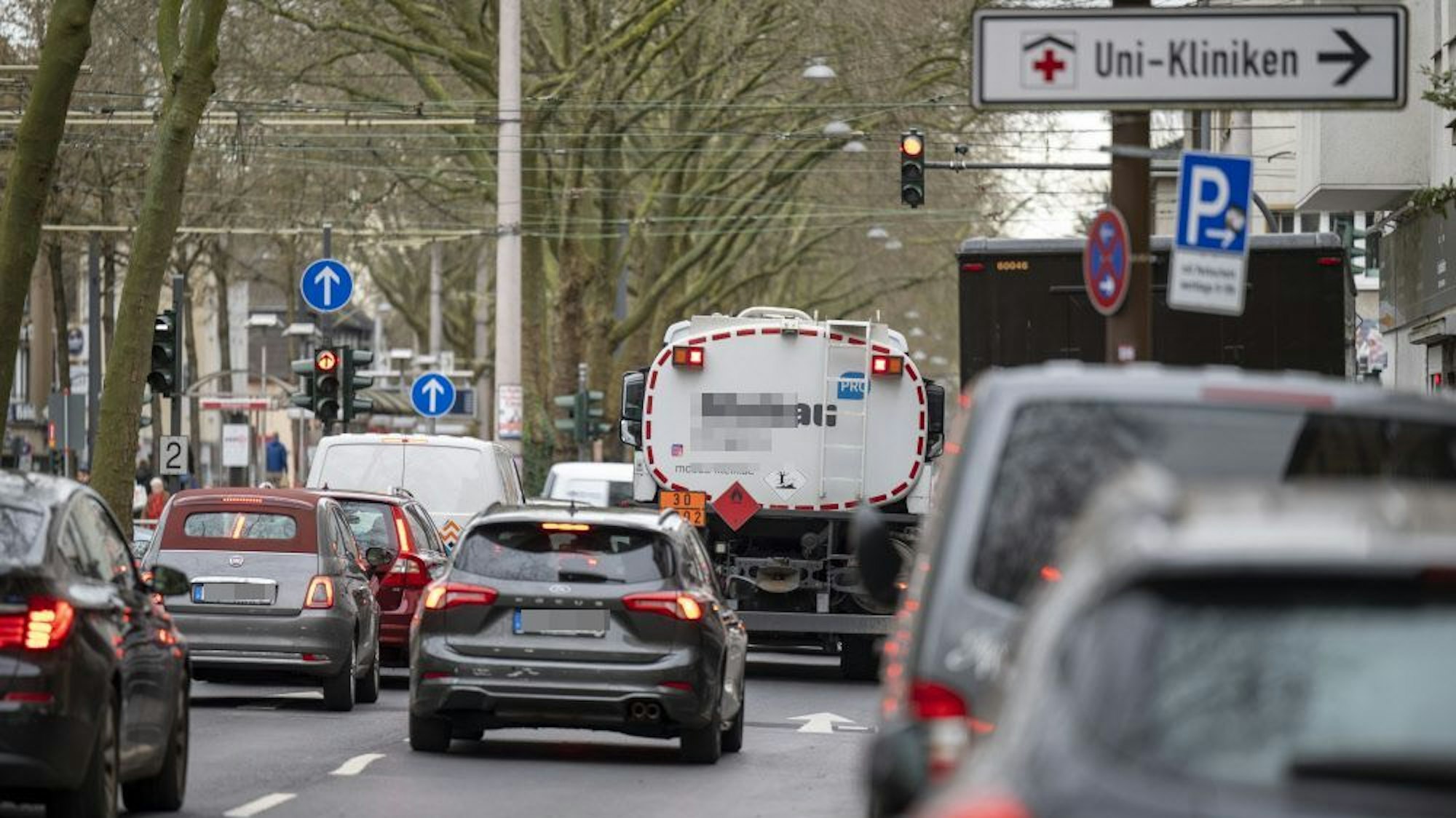 Autos fahren über die Luxemburger Straße