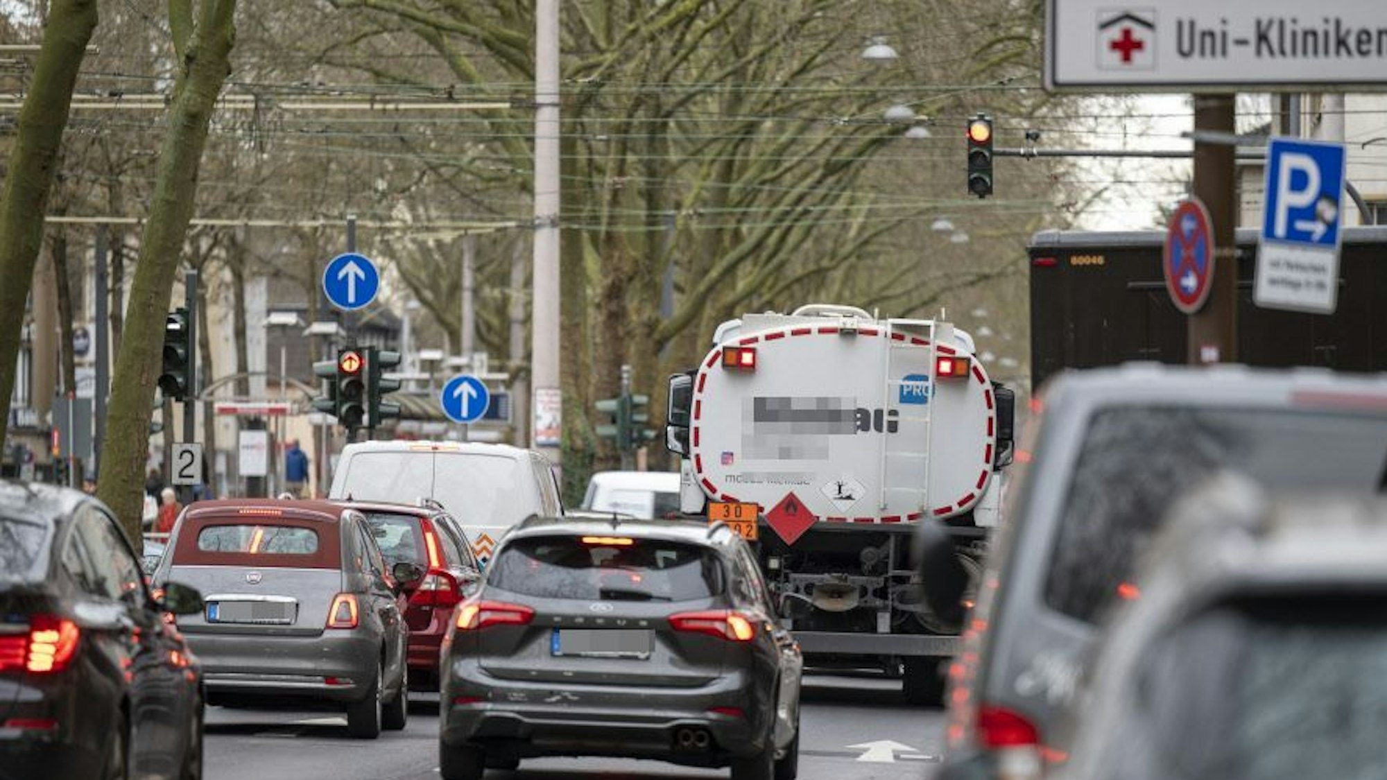 Zu sehen sind mehrere Fahrzeuge auf der Luxemburger Straße in Köln.