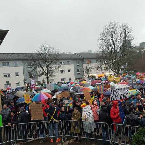 Der Karlheinz-Stockhausen-Platz in Kürten war übervoll mit geschätzt 600 Menschen.