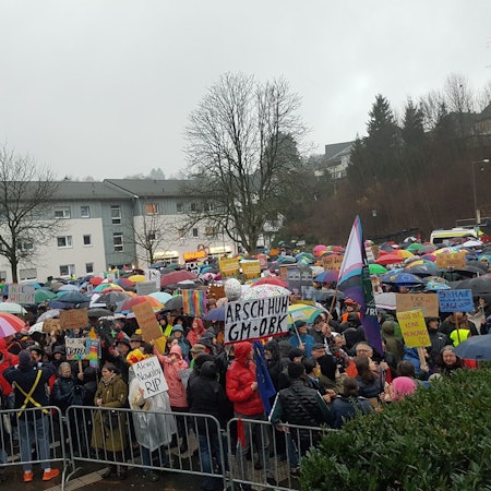Das Foto zeigt die Demonstration gegen die AfD in Kürten.