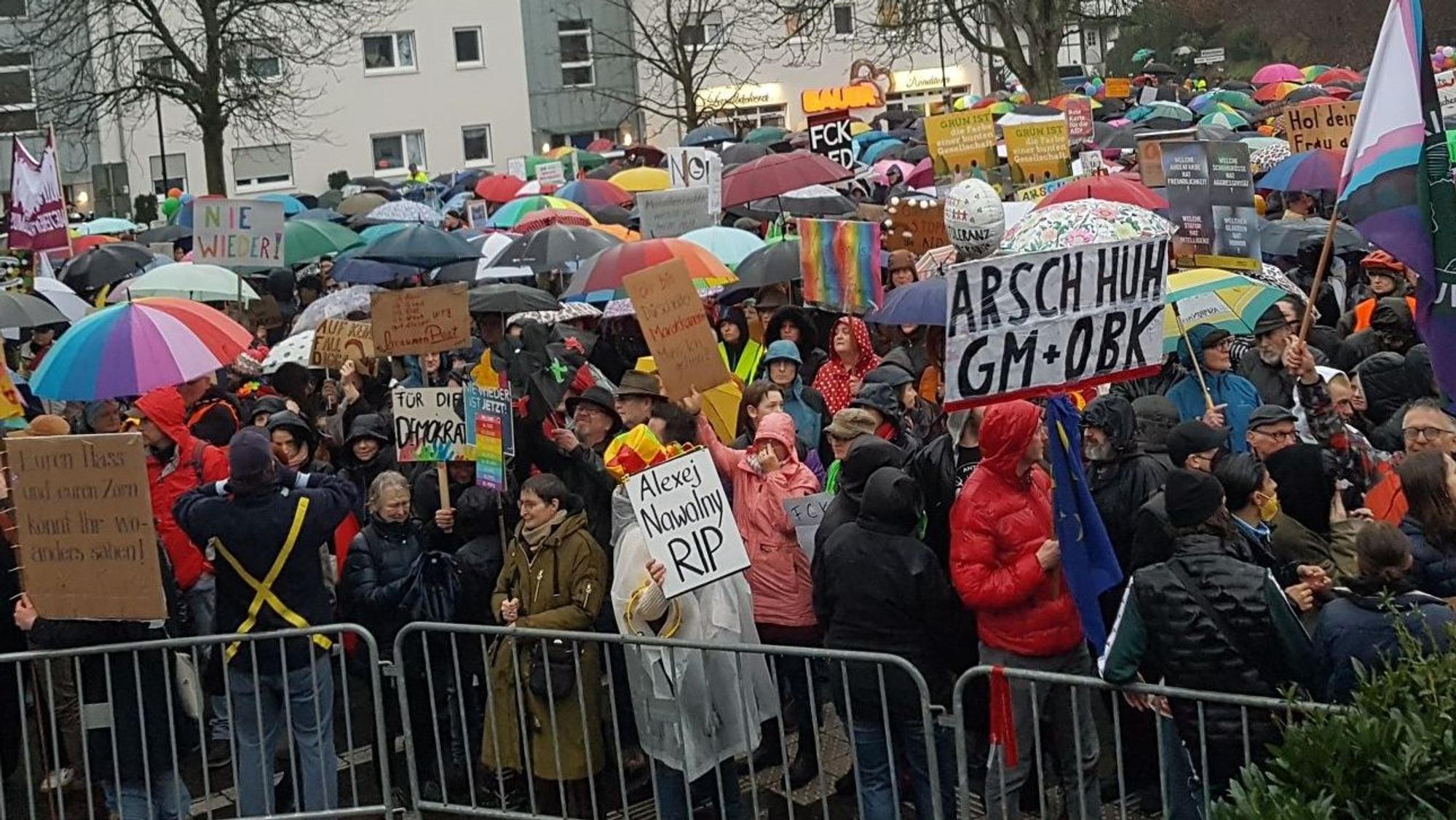 Der Karlheinz-Stockhausen-Platz in Kürten war übervoll mit geschätzt 600 Menschen.