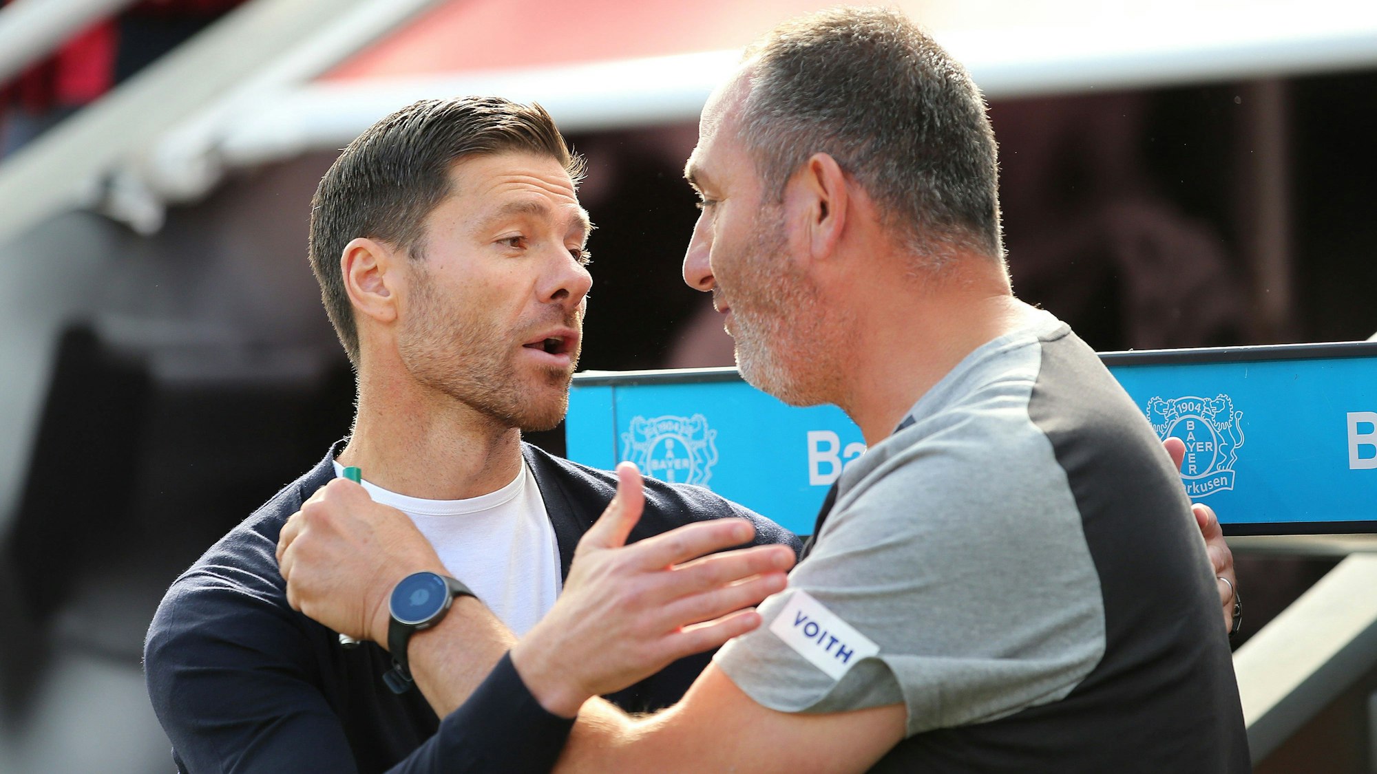 Begrüßung zwischen Xabi Alonso und Frank Schmidt beim Hinspiel in der Bay-Arena.