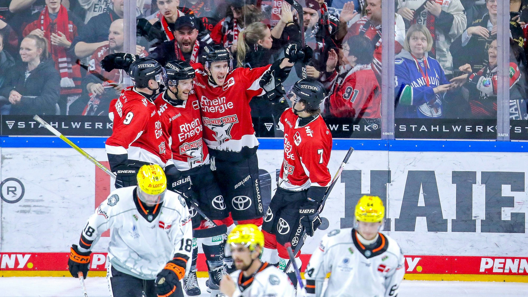 Die Kölner Haie bejubeln den Anschlusstreffer durch Louis-Marc Aubry.