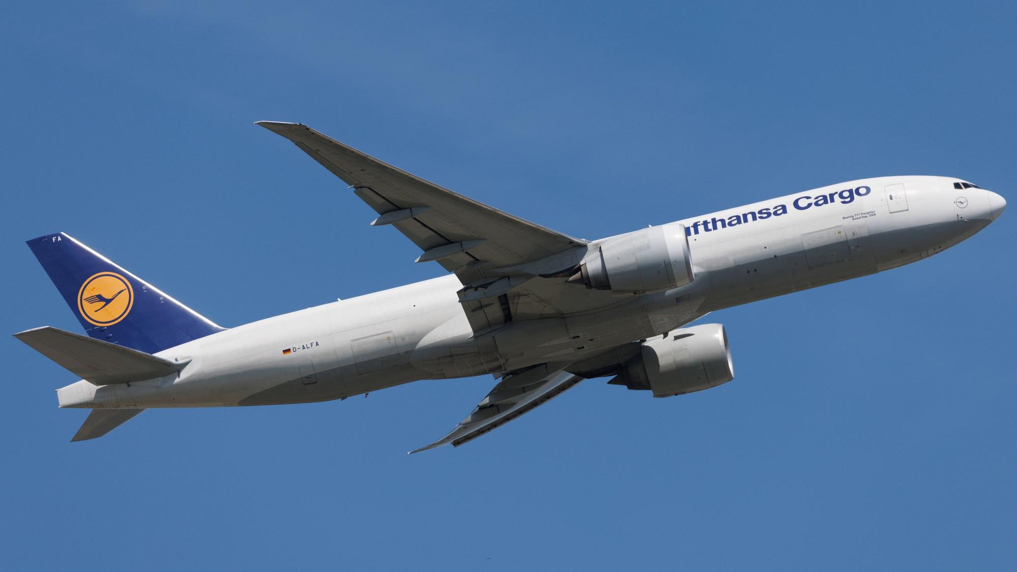 Eine Boeing 777 der deutschen Fluggesellschaft Lufthansa beim Start. Die Heckflosse ist markant in blau und gelb lackiert. (Symbolbild)