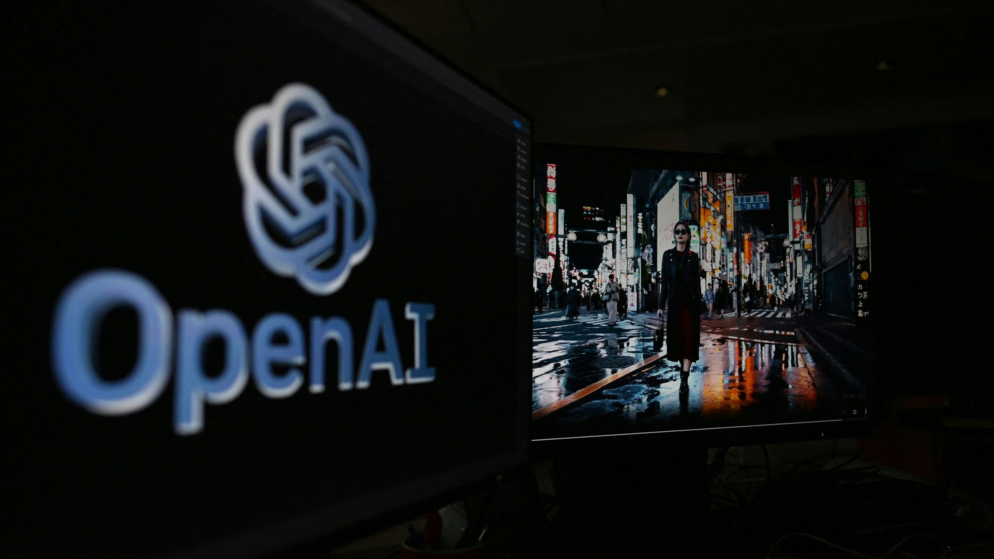 Man sieht das Logo von OpenAI, daneben den Rahmen eines Videos, das mit der neuen KI-Anwendung produziert wurde.