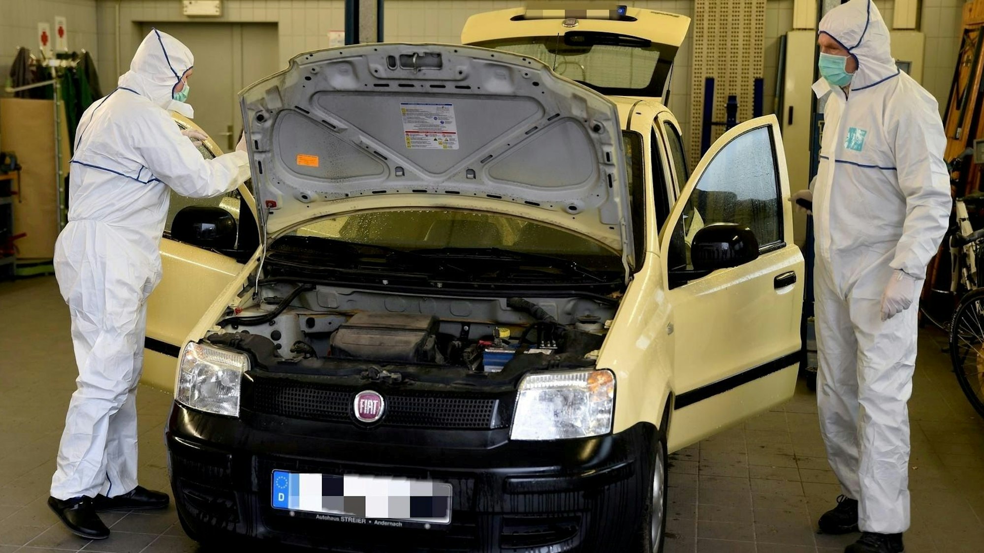 In diesem Fiat Panda wurde Silvia B. erschossen. Beamte der Spurensicherung untersuchten im Januar 2021 das Fahrzeug.