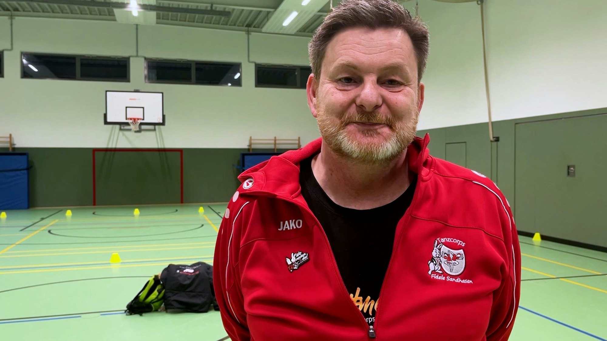 Volker Müller trainiert die Fidelen Sandhasen.