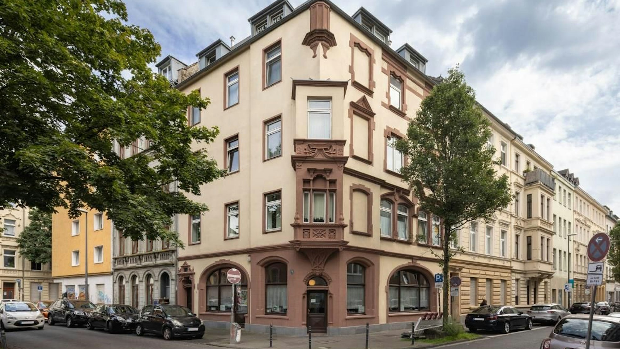 Das Foto zeigt die Fassade eines Hauses in Köln-Porz.