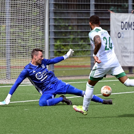 29.05.2022, Fussball-Schlebusch-Merten Tor zum 3:0 für Merten durch Jeremy Julian TW: Justin Stauner (Schlebusch) ist machtlos Foto: Uli Herhaus