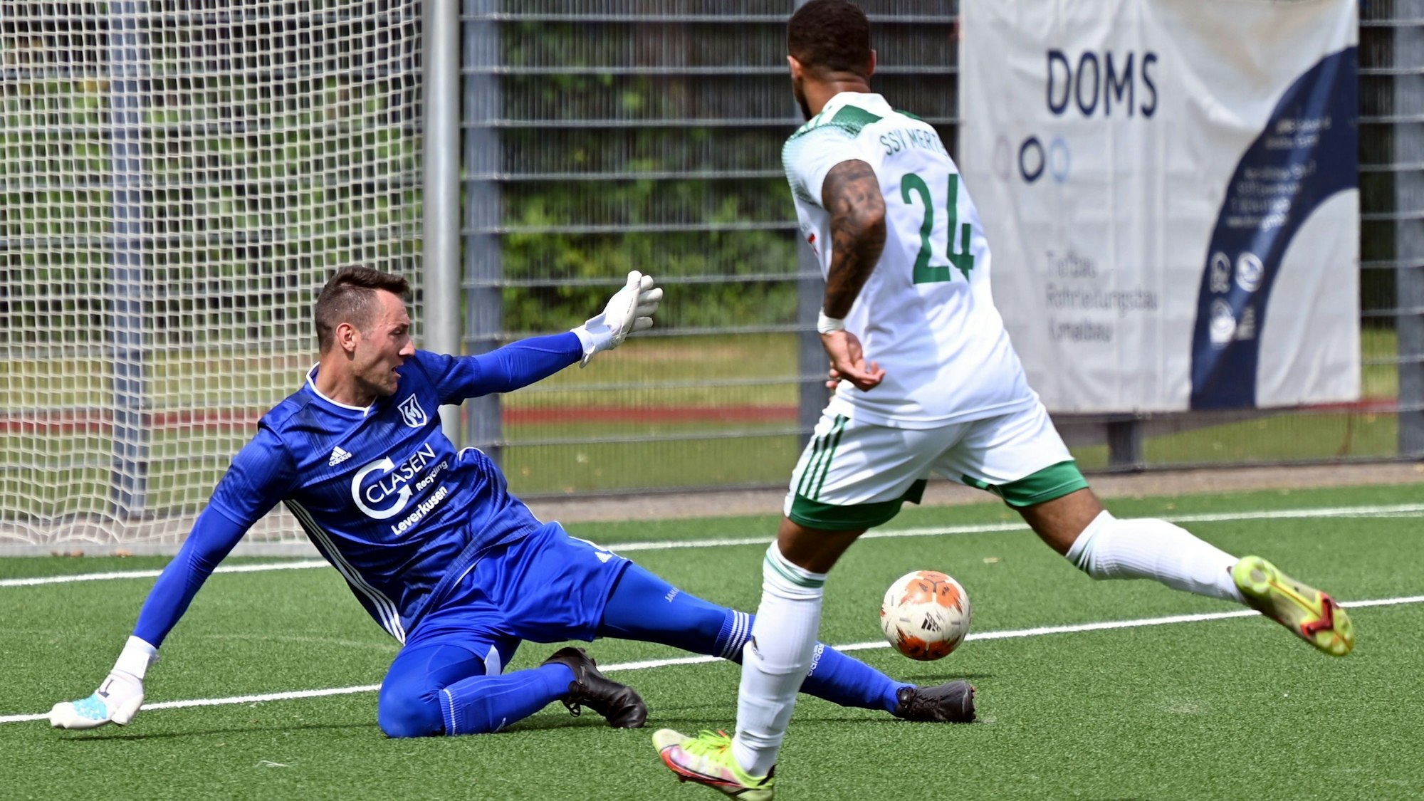 29.05.2022, Fussball-Schlebusch-Merten Tor zum 3:0 für Merten durch Jeremy Julian TW: Justin Stauner (Schlebusch) ist machtlos Foto: Uli Herhaus