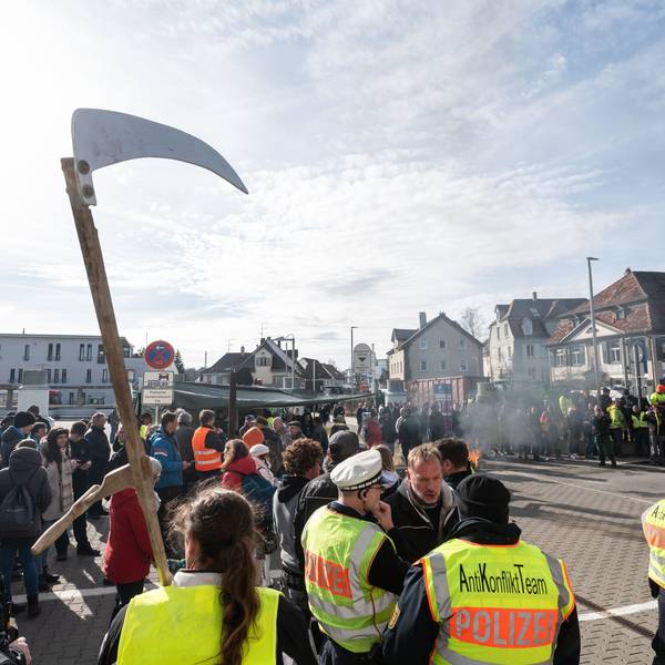 Baden-Württemberg, Biberach an der Riß: Zahlreiche Menschen versammeln sich beim politischen Aschermittwoch der baden-württembergischen Grünen vor der Stadthalle von Biberach an der Riß, um zu demonstrieren. Die Veranstaltung wurde aufgrund der Proteste vor der Stadthalle abgesagt. (Archivbild vom 14. Februar)