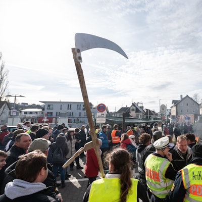 Baden-Württemberg, Biberach an der Riß: Zahlreiche Menschen versammeln sich beim politischen Aschermittwoch der baden-württembergischen Grünen vor der Stadthalle von Biberach an der Riß, um zu demonstrieren. Die Veranstaltung wurde aufgrund der Proteste vor der Stadthalle abgesagt. (Archivbild vom 14. Februar)