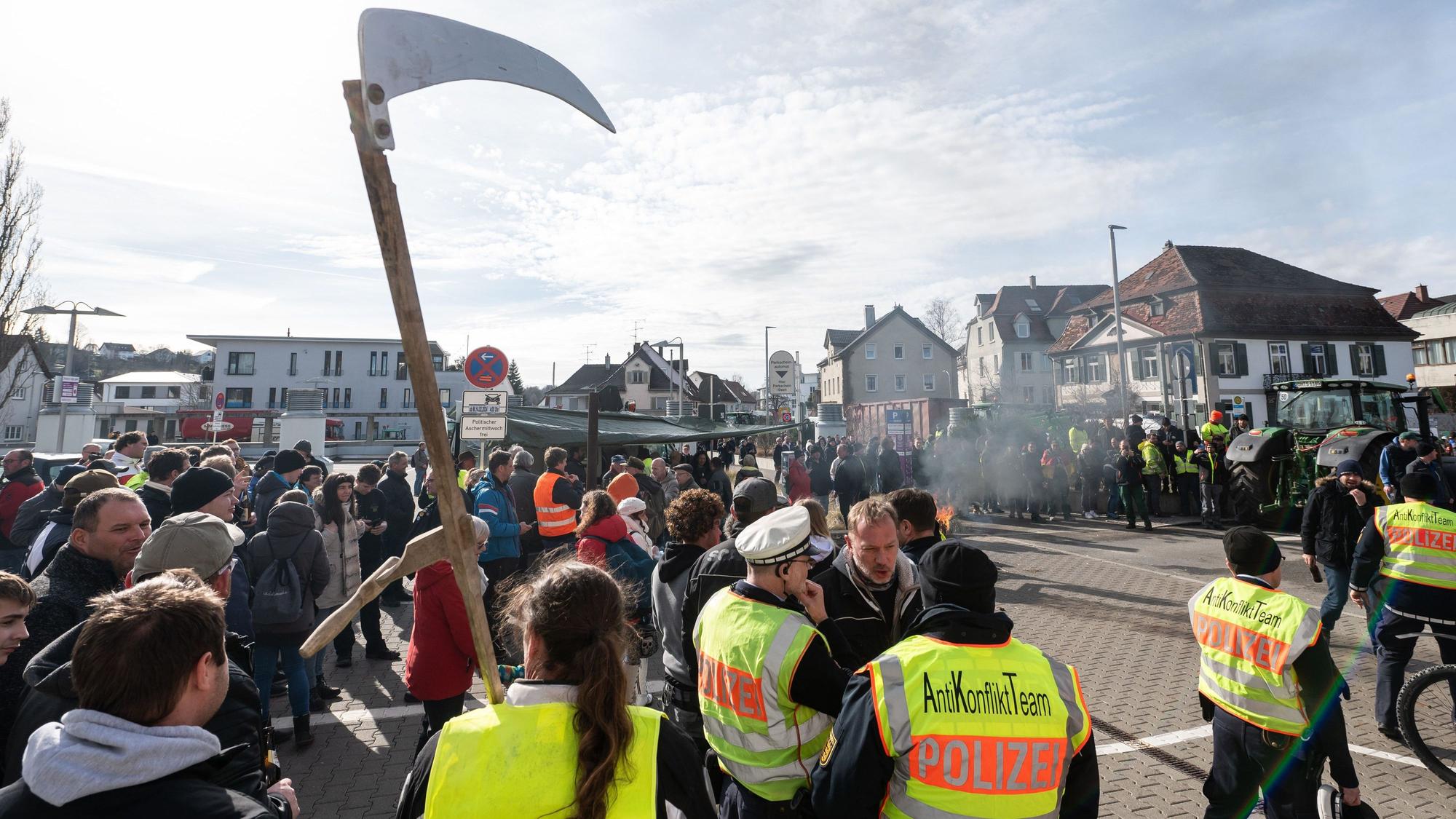 Baden-Württemberg, Biberach an der Riß: Zahlreiche Menschen versammeln sich beim politischen Aschermittwoch der baden-württembergischen Grünen vor der Stadthalle von Biberach an der Riß, um zu demonstrieren. Die Veranstaltung wurde aufgrund der Proteste vor der Stadthalle abgesagt. (Archivbild vom 14. Februar)
