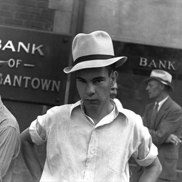 Die Schwarz-Weiß-Aufnahme „Main Street, Morgantown, West Virginia, 1935“ von Walker Evans zeigt zwei Männer, die Hüte tragen und vor einem Bankgebäude stehen.