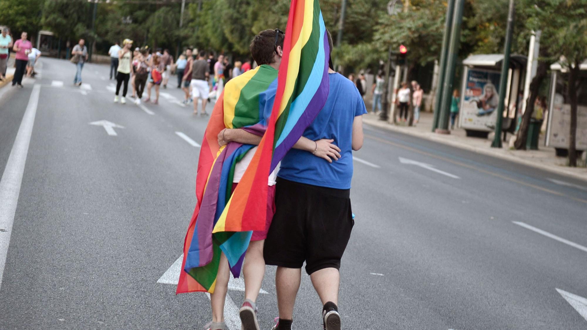 Während der järhlichen Gay-Pride-Parade in Athen laufen Teilnehmer über die Straße und umarmen sich.