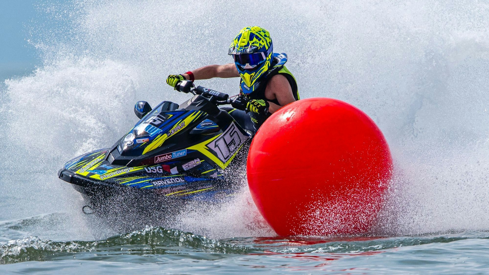 Auf dem Bild ist ein Jet Ski Fahrer zu sehen.