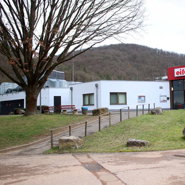Außenansicht des Eifelbads mit dem angebauten Saunabereich.