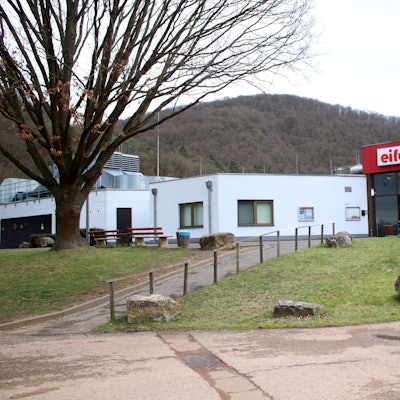 Außenansicht des Eifelbads mit dem angebauten Saunabereich.