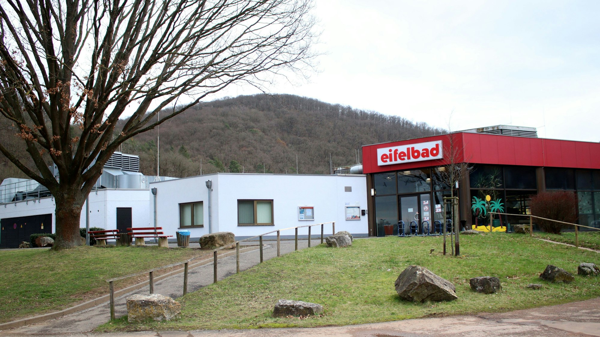 Außenansicht des Eifelbads mit dem angebauten Saunabereich.