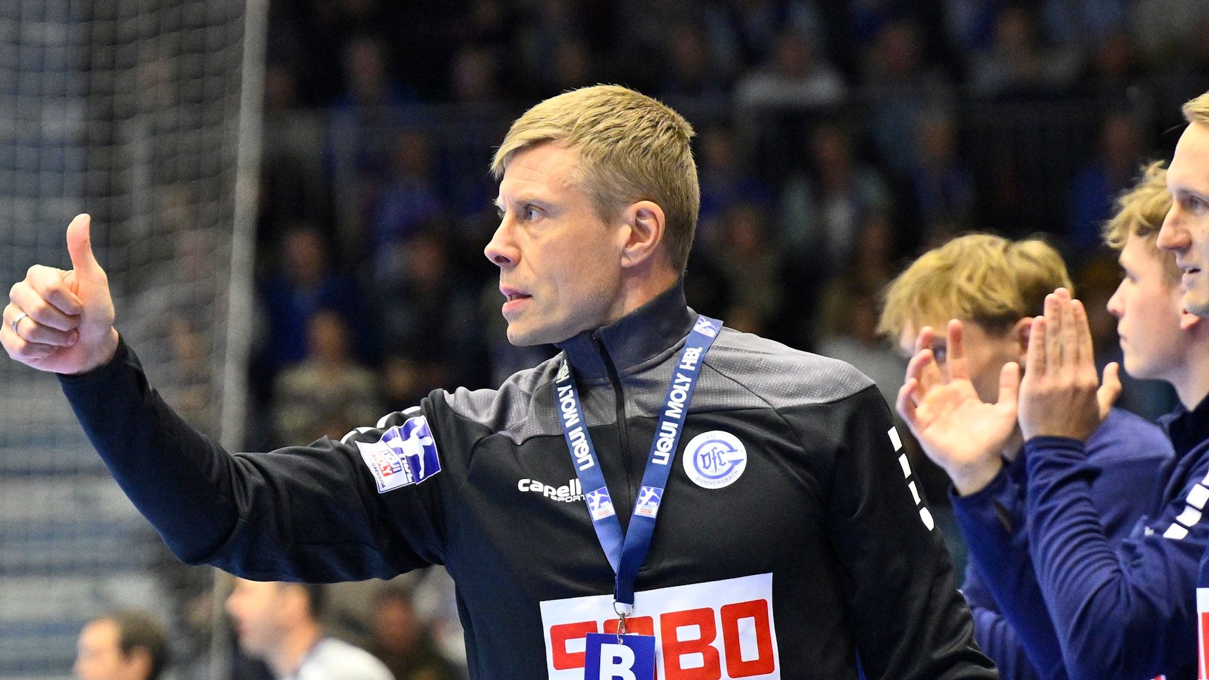Blick auf einen Handballtrainer und Auswechselspieler