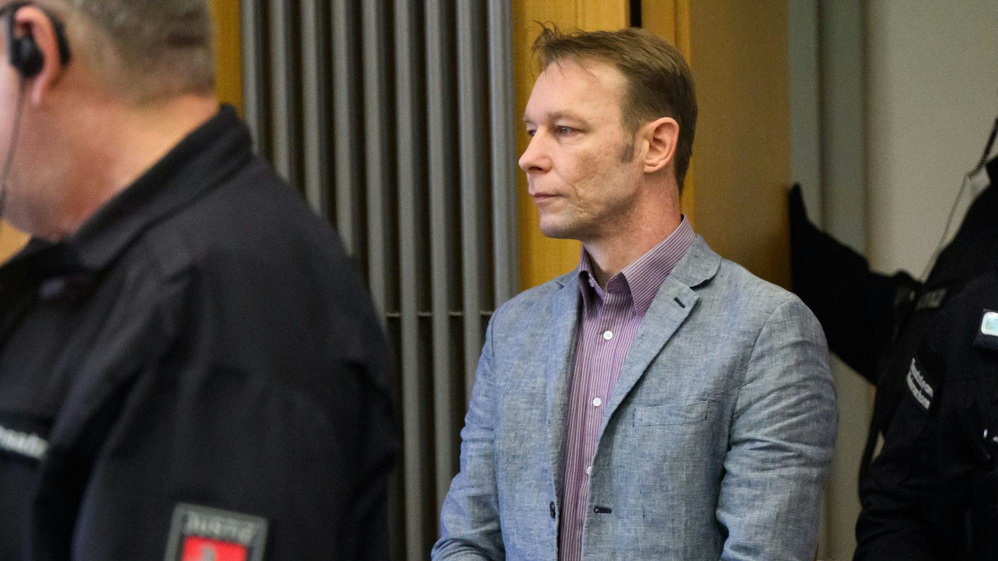 Der Angeklagte Christian B. kommt zu Prozessbeginn in den Gerichtssaal im Landgericht Braunschweig.