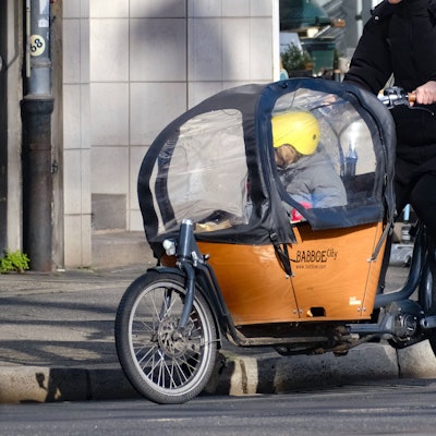 Ein Kind sitzt in einem Lastenrad von Babboe. (Symbolbild)
