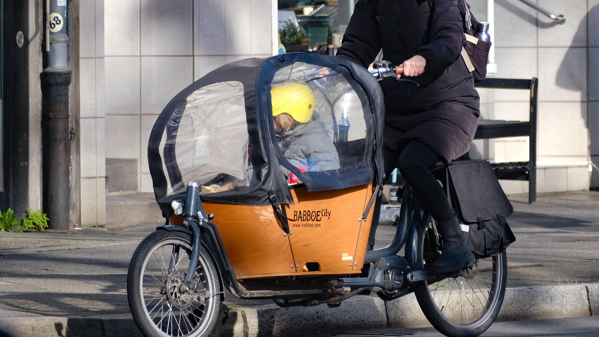 Ein Kind sitzt in einem Lastenrad von Babboe. (Symbolbild)