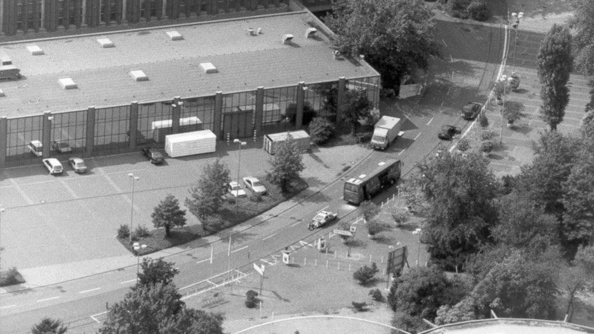 Der entführte Bus in Deutz. (Archiv)
