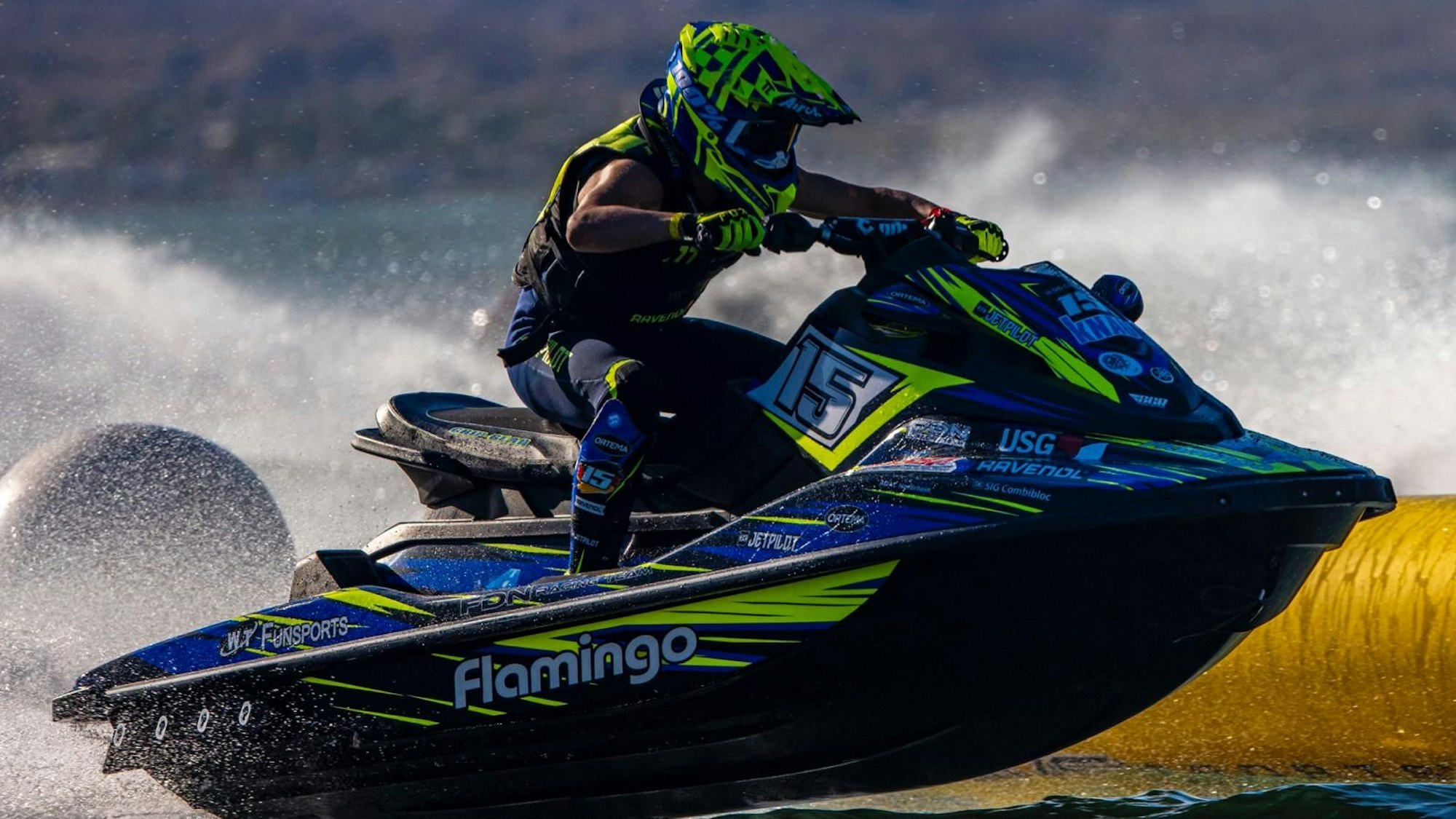 Auf dem Bild ist ein Jetski-Fahrer zu sehen.