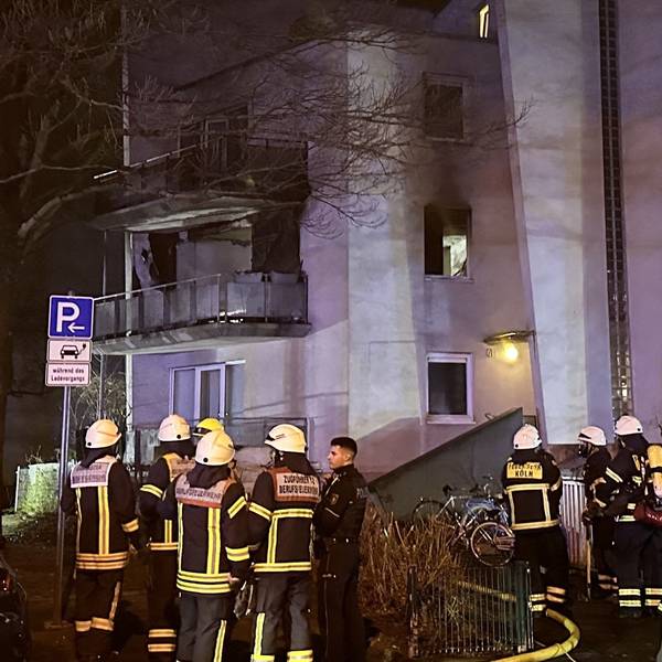 Die Feuerwehr im Einsatz am Wohnhaus auf der Tiefentalstraße in Mülheim.