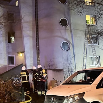 Die Feuerwehr im Einsatz am Wohnhaus auf der Tiefentalstraße in Mülheim.