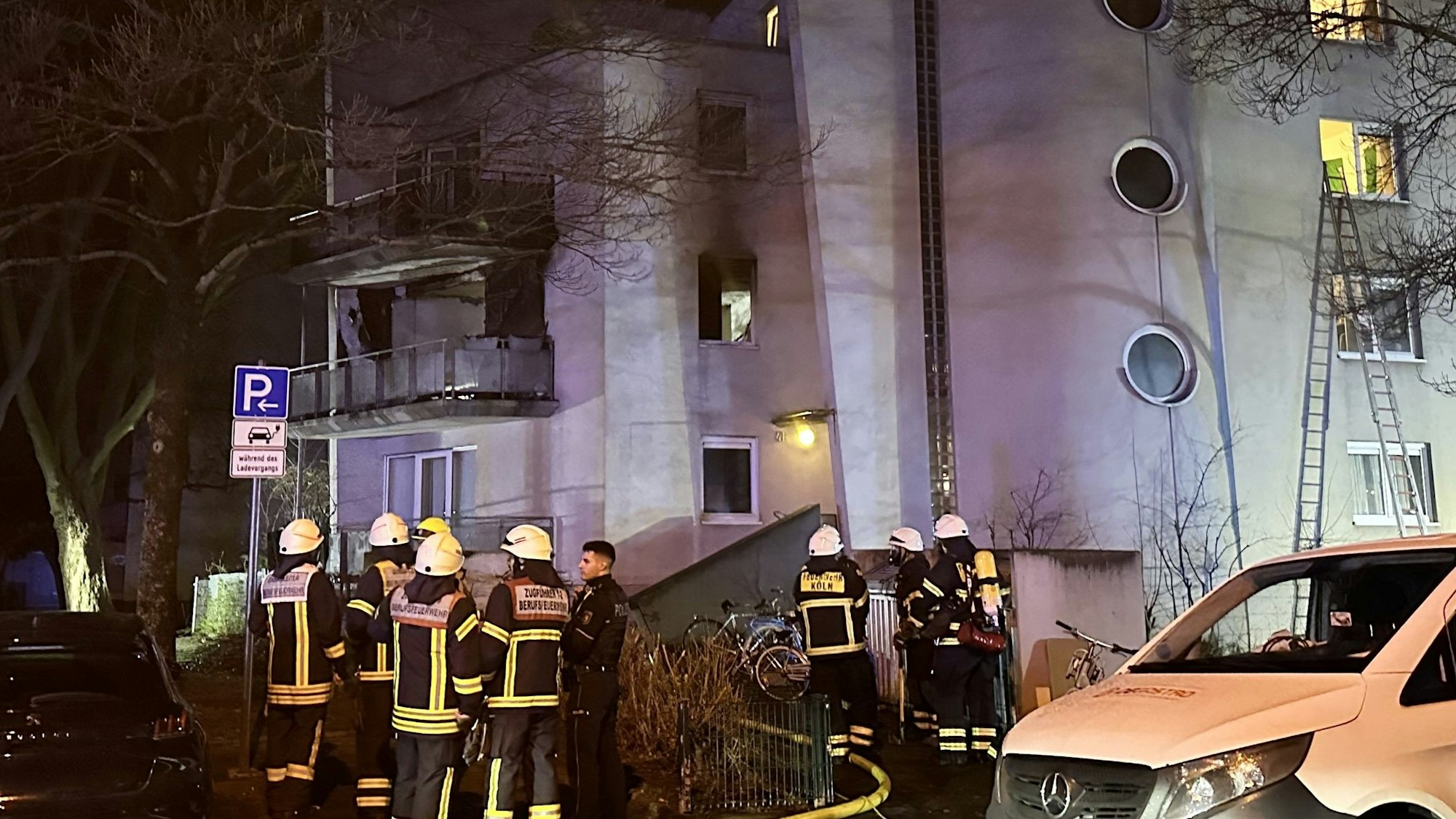 Die Feuerwehr im Einsatz am Wohnhaus auf Tiefentalstraße in Mülheim.