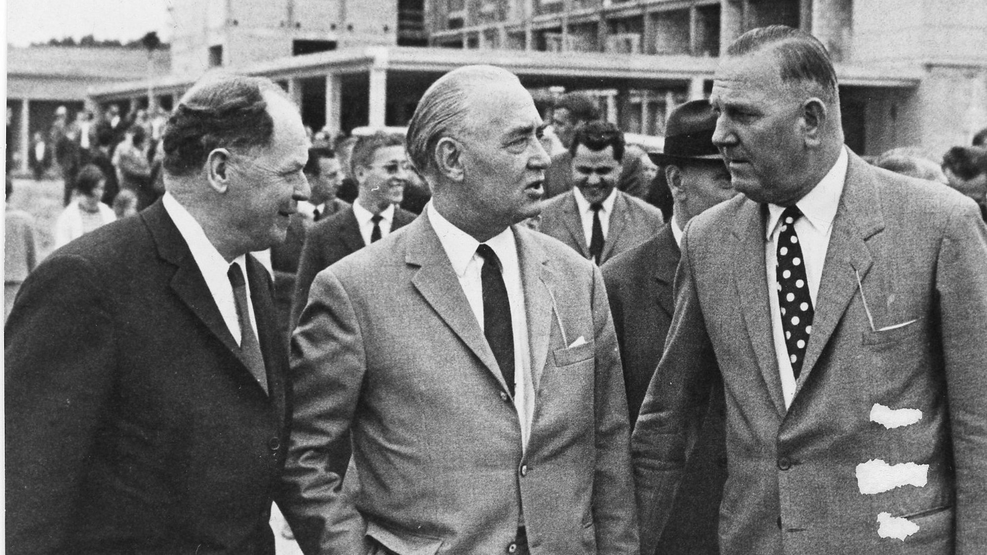 Oberkreisdirektor Friedrich-Wilhelm Goldenbogen, rechts im Bild, am Rohbau des Krankenhauses in Waldbröl.