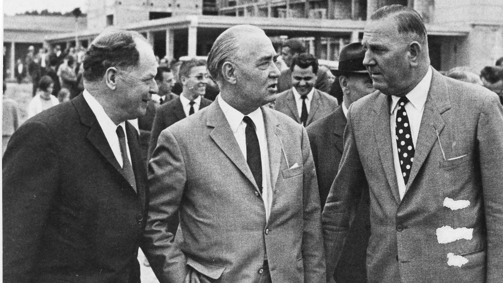 Bild vom Richtfest am Krankenhauses Waldbröl, rechts im Bild Friedrich-Wilhelm Goldenbogen.