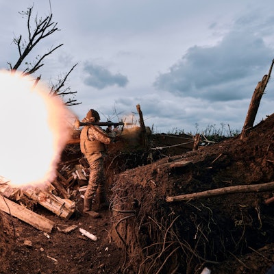 Ein ukrainischer Soldat feuert eine Panzerfaust auf russische Stellungen an der Frontlinie in der Nähe von Awdijiwka in der Region Donezk ab. (Archivbild)