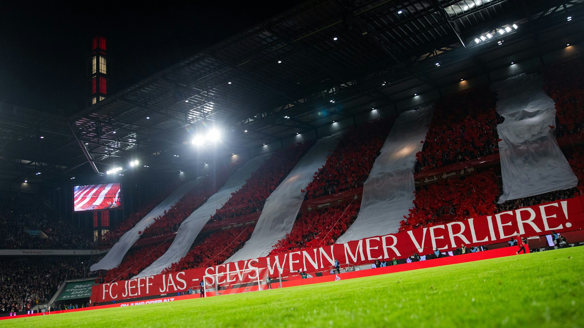 Rot-weißes Balkenmuster Choreo Südkurve