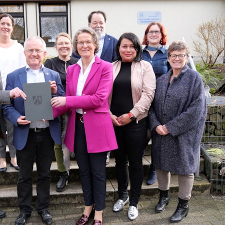 Landesministerin Ina Scharrenbach überreichte dem Haus Nazareth einen Förderbescheid für den Wiederaufbau nach der Flutkatastrophe 2021.